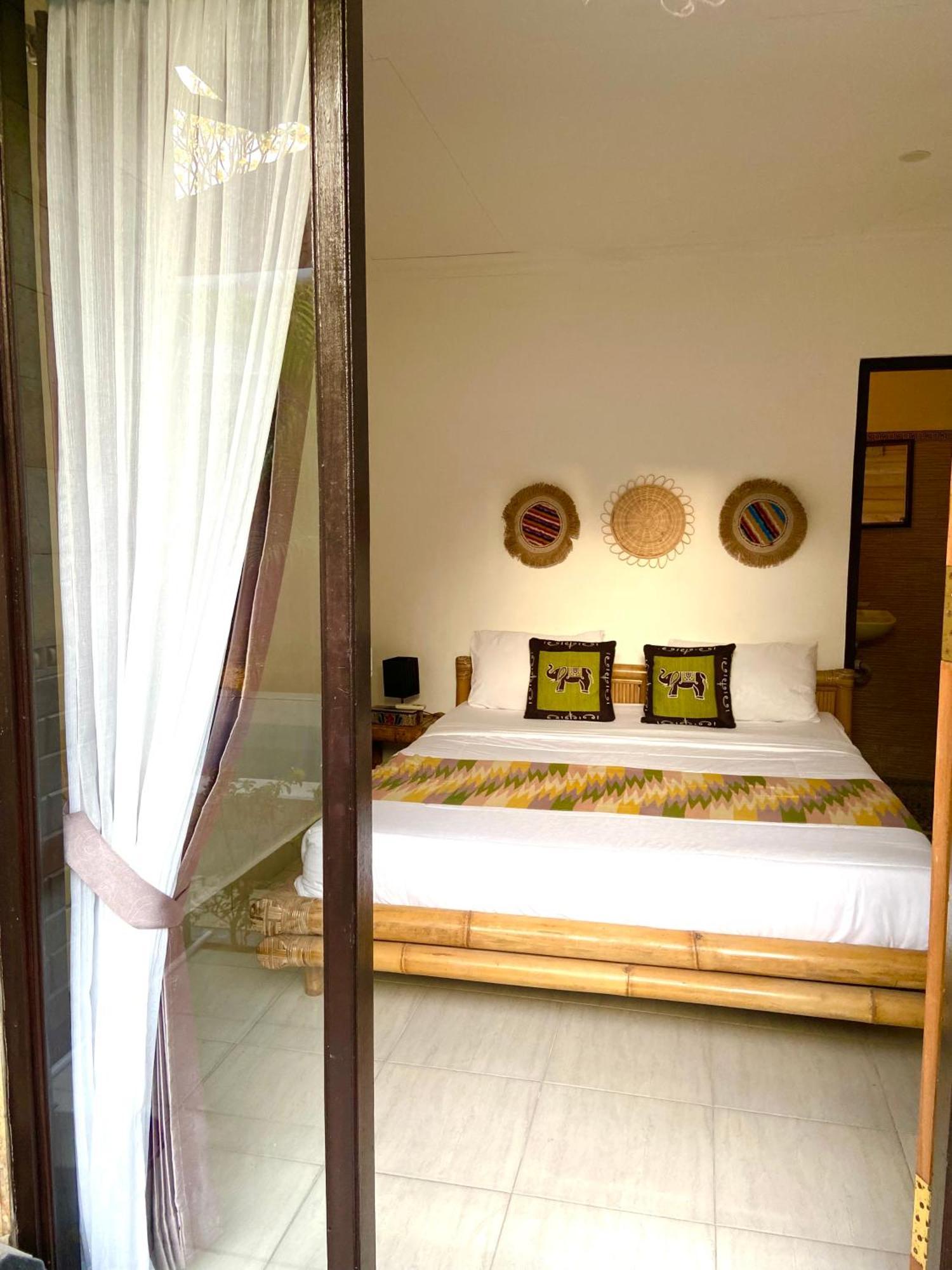 Tropical Garden Inn Batununggul Bagian luar foto
